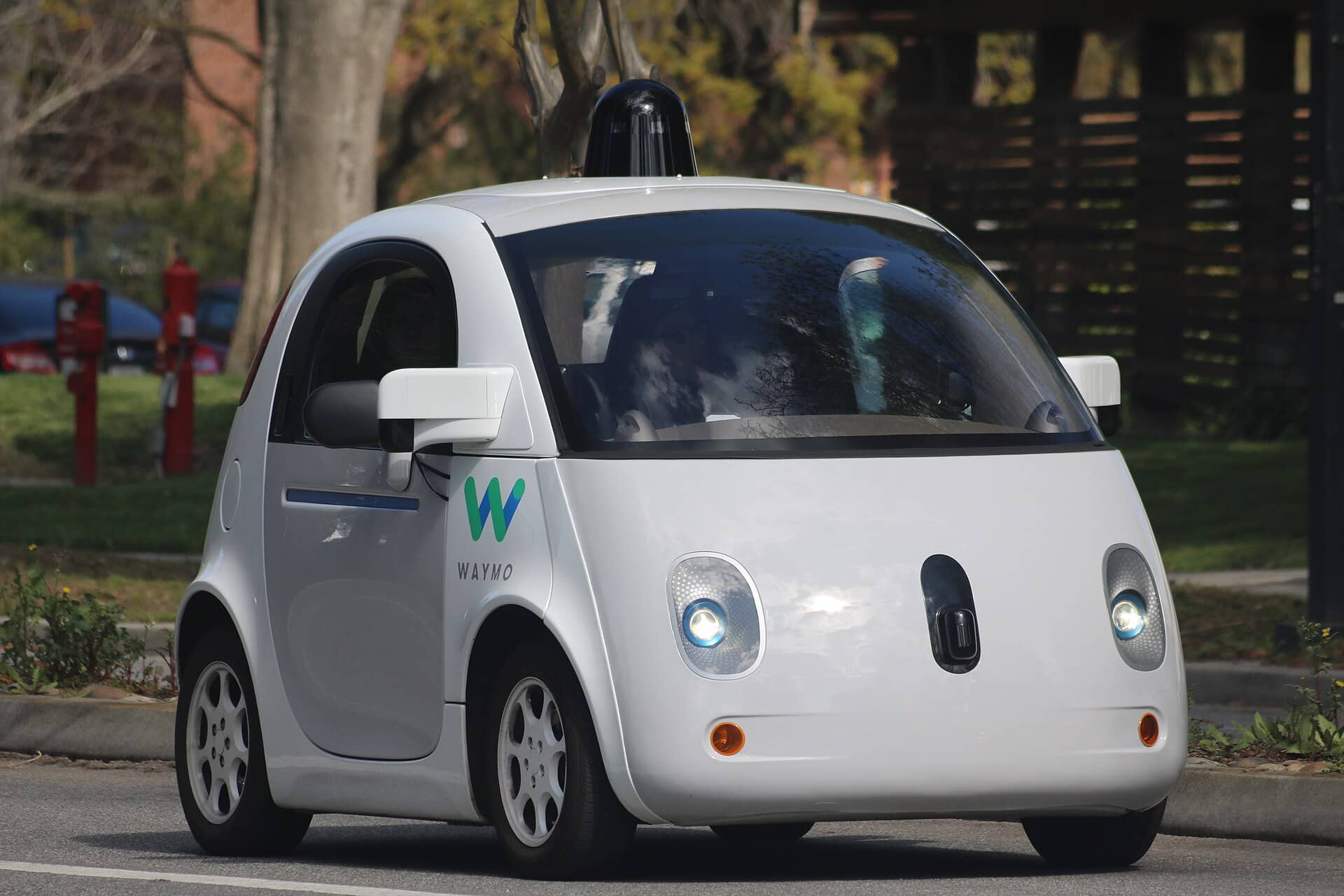 Carro autônomo da Waymo circulando em uma rua de Mountain View, na Califórnia