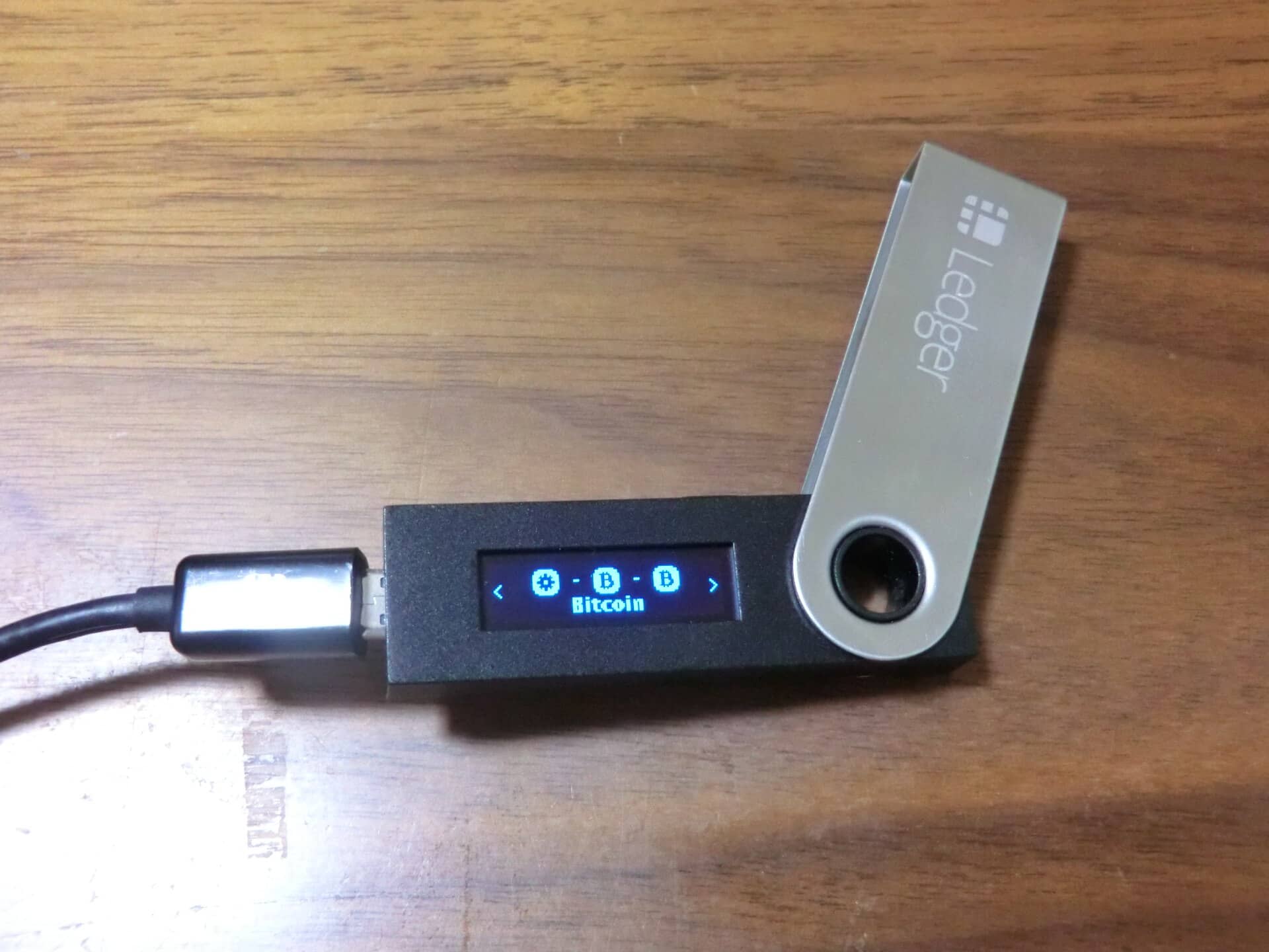 Carteira de hardware usada para guardar chaves de criptomoedas offline