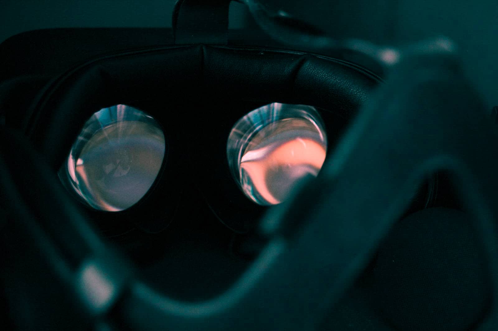 Óculos de realidade virtual sobre uma superfície