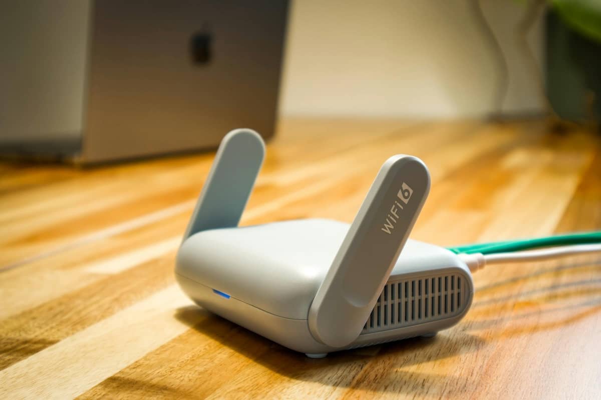 Roteador Wi-Fi 6 da GL.iNet com antenas externas