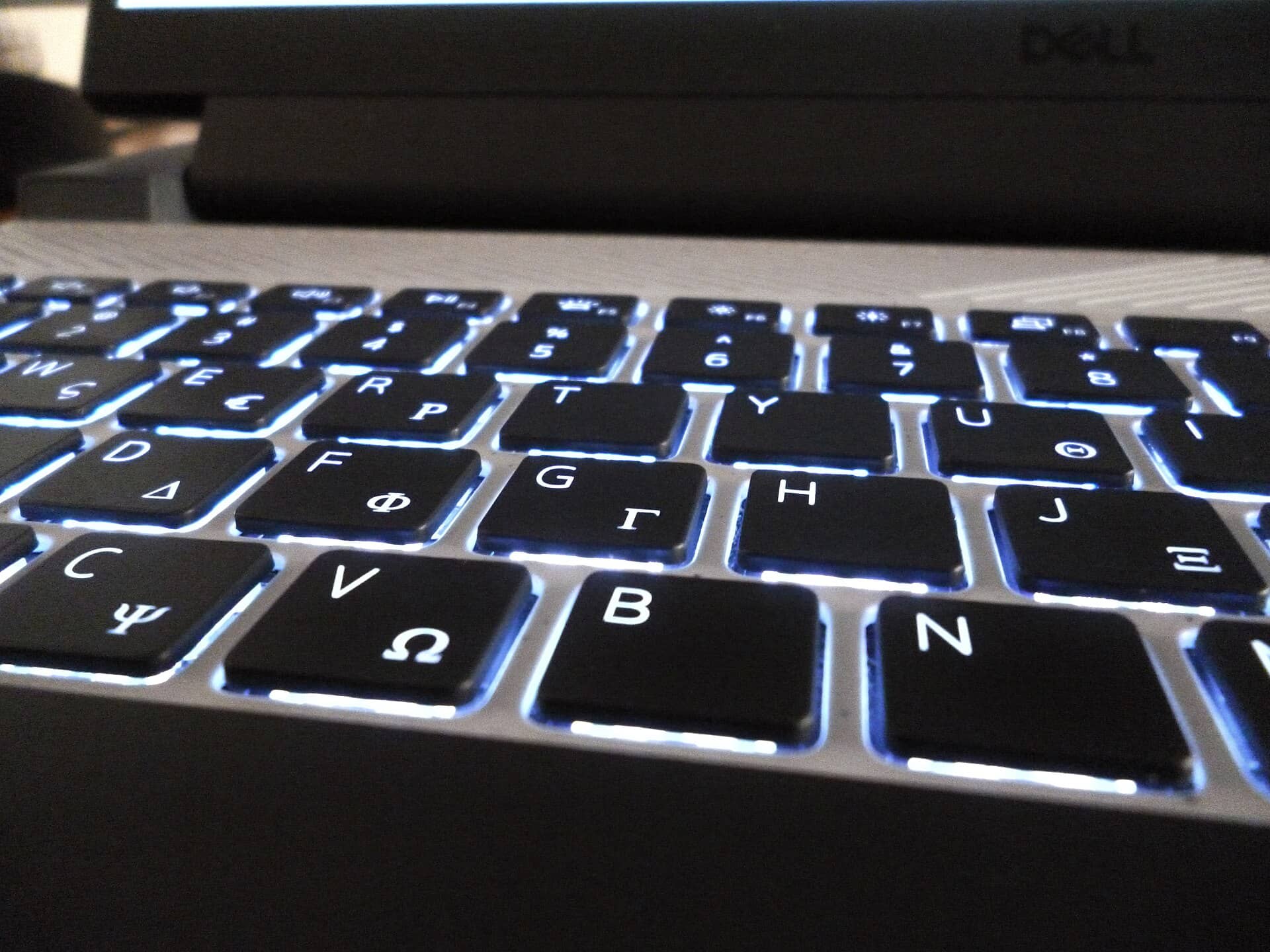Teclado retroiluminado de um notebook em close