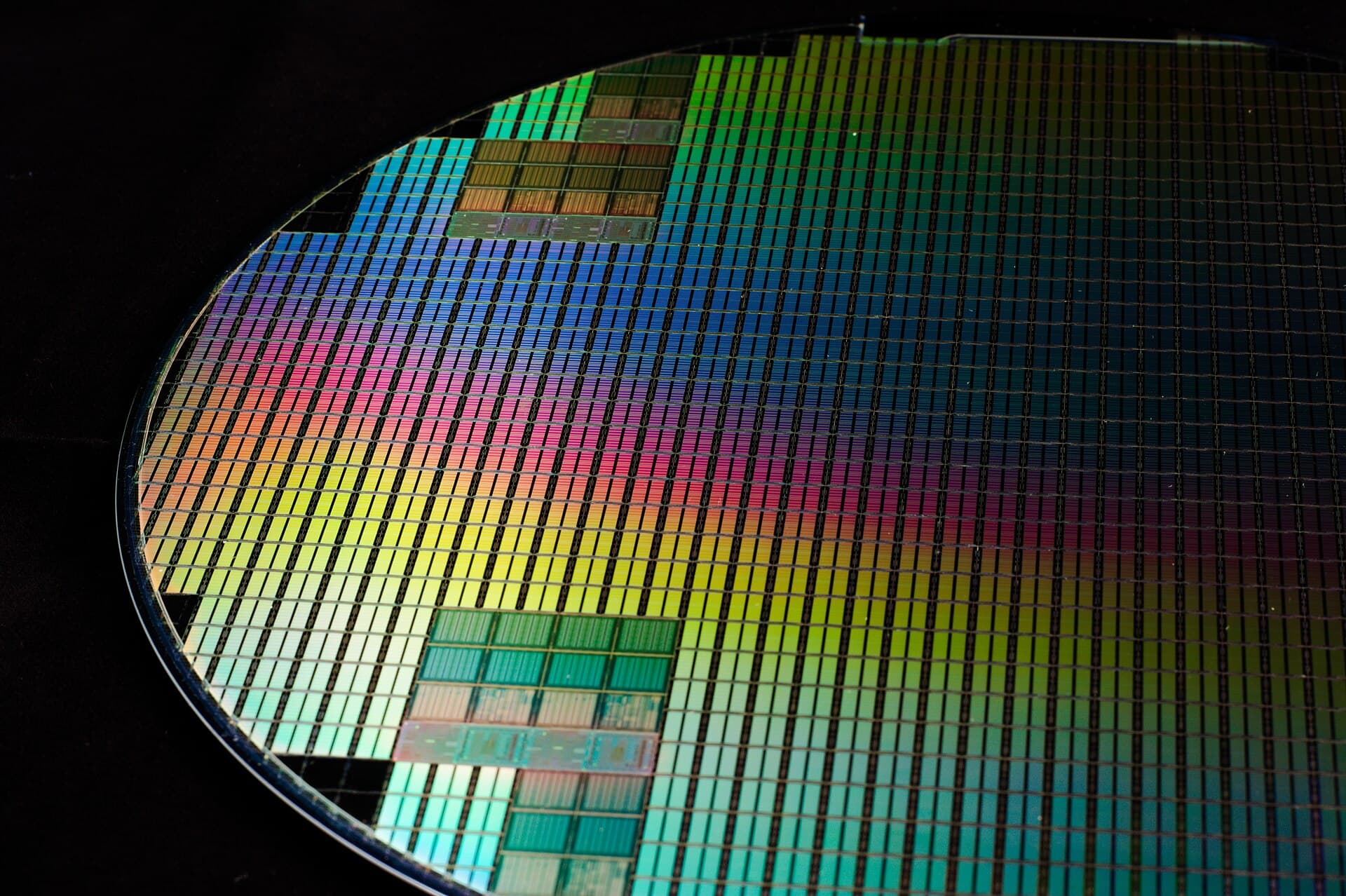 Lâmina de silício com gradientes de cor usada na fabricação de chips