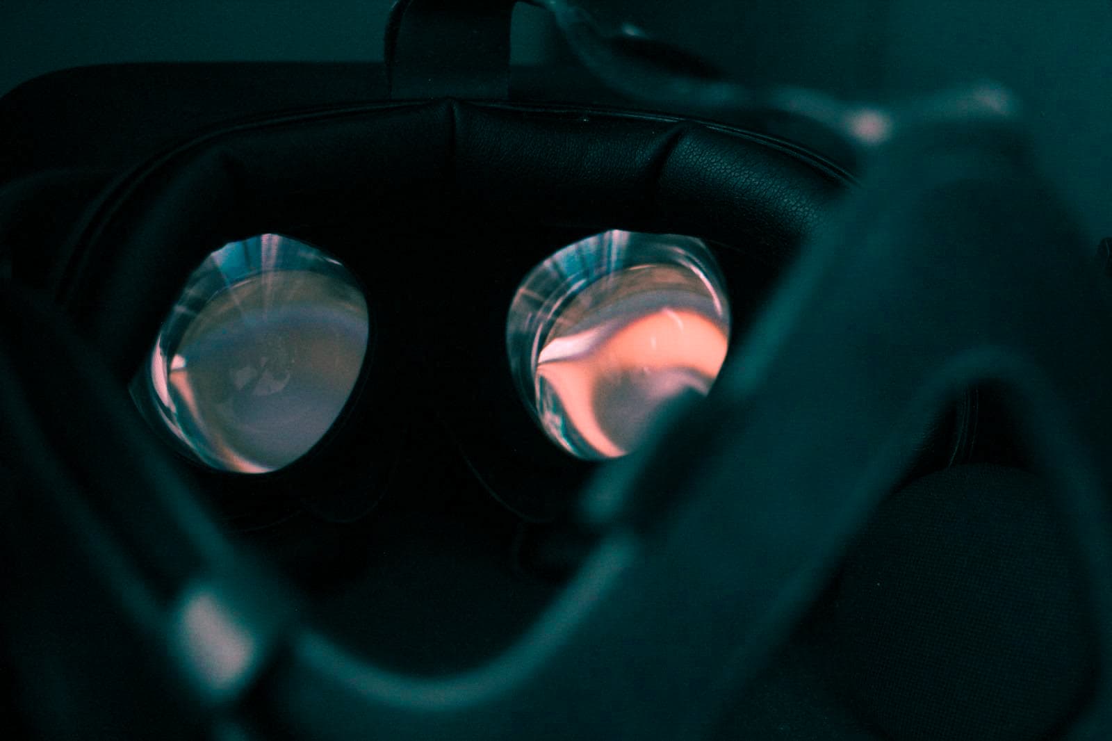 Óculos de realidade virtual sobre uma superfície