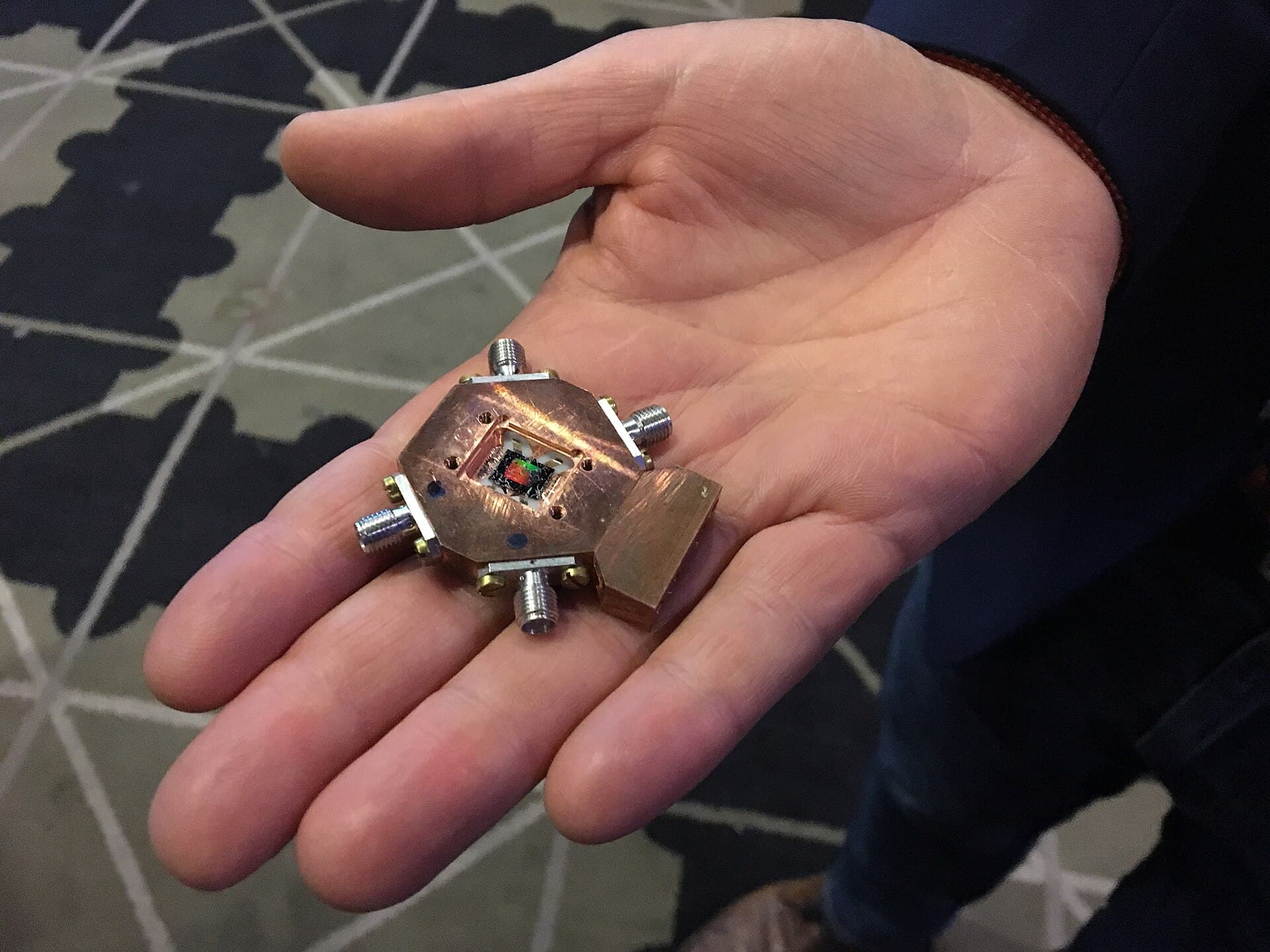 Processador quântico com três qubits em um chip de laboratório