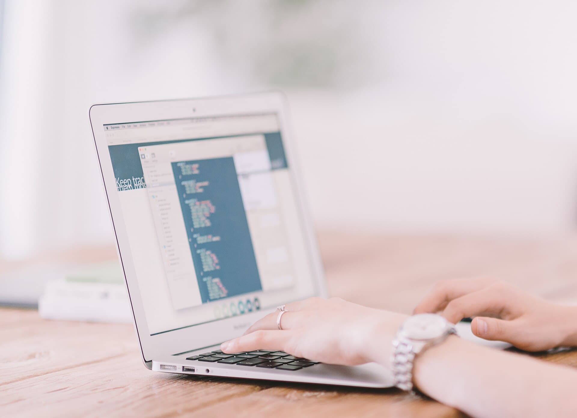 Programador trabalhando em um notebook com código na tela