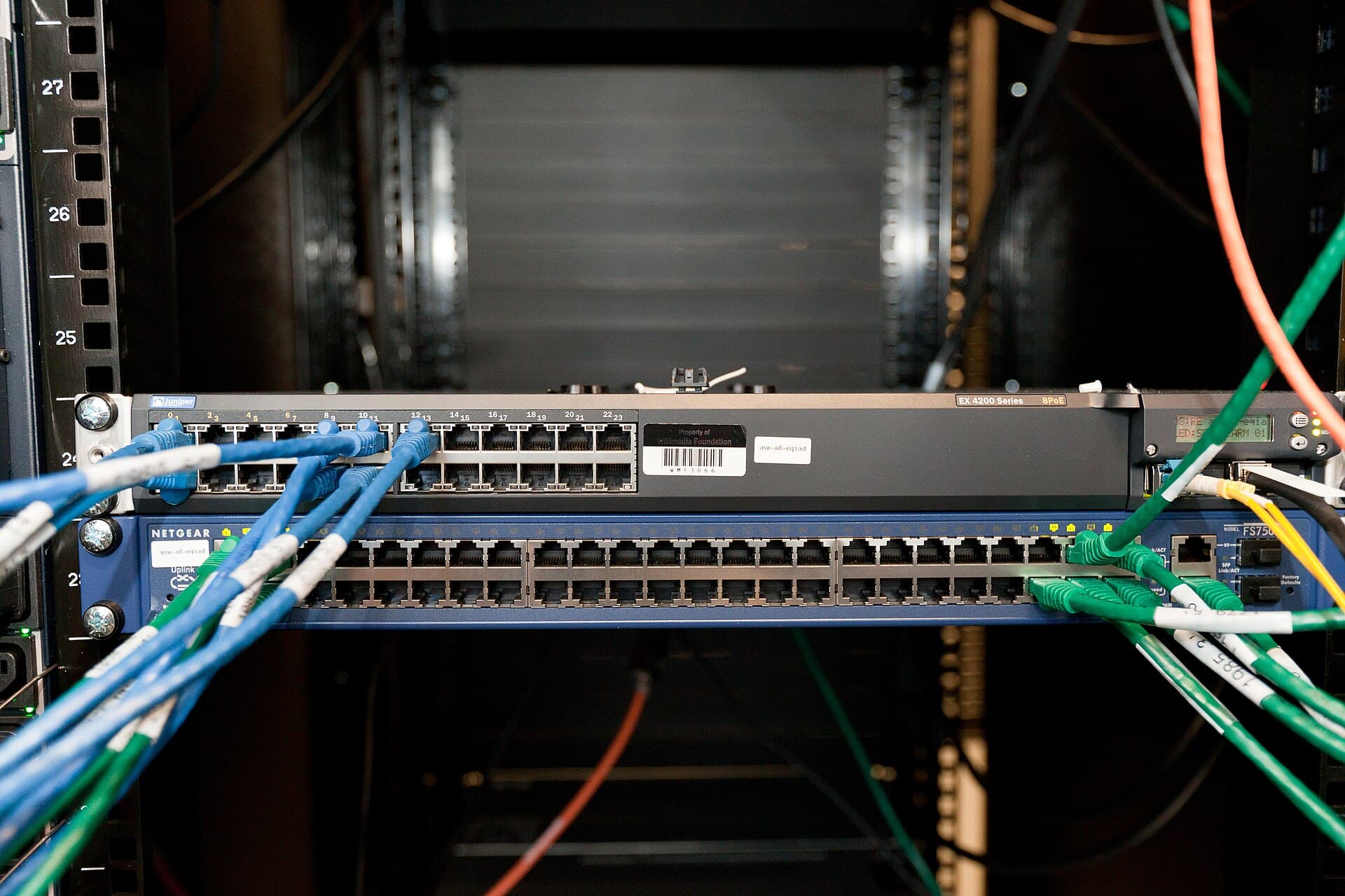 Racks de servidores em um data center com equipamentos e cabos