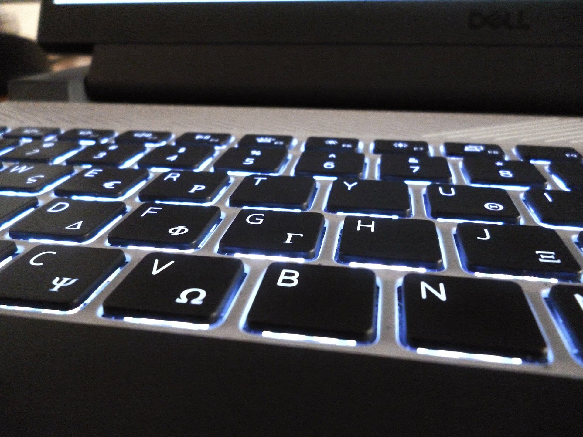 Teclado retroiluminado de um notebook em close