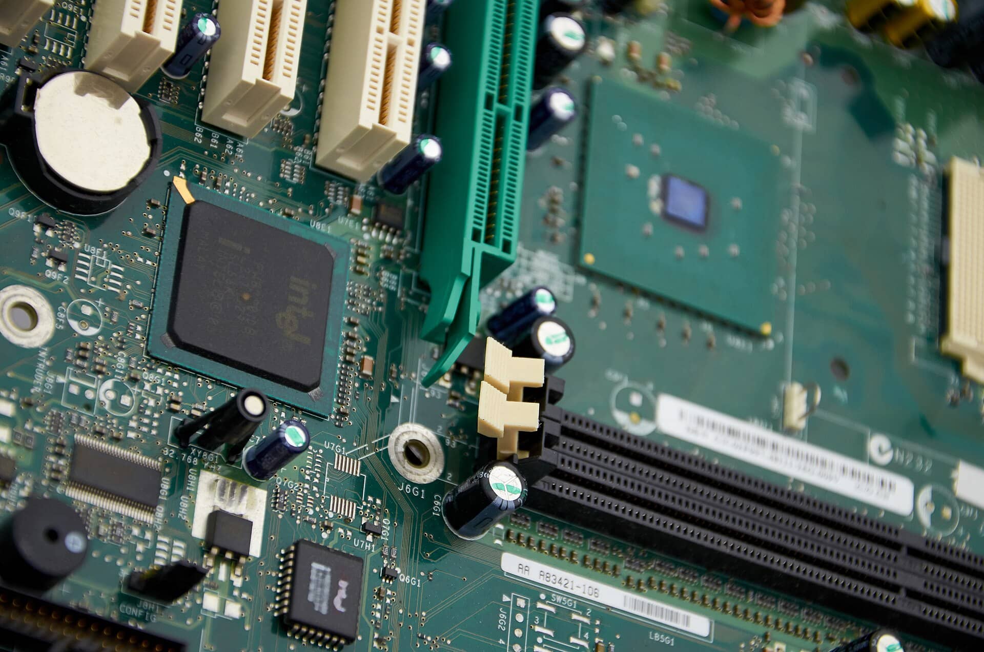 Close de uma placa-mãe de computador com processador e componentes