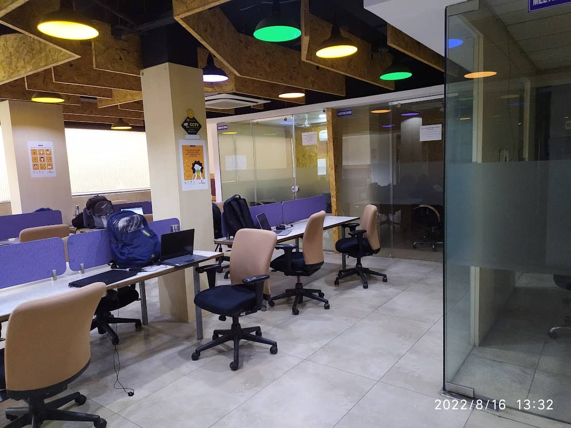 Espaço de coworking moderno com mesas e cadeiras para trabalho colaborativo