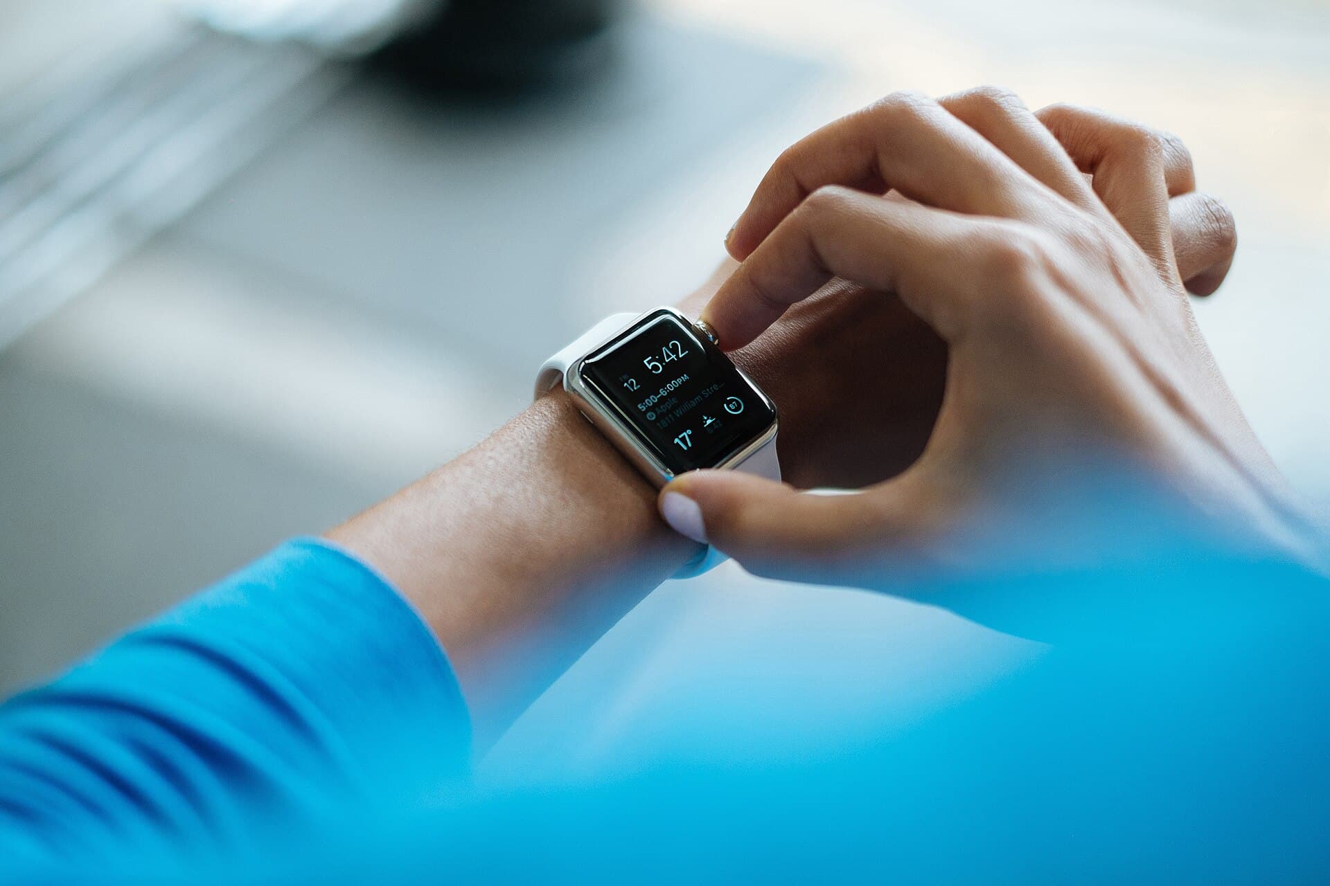 Pessoa usando um smartwatch no pulso