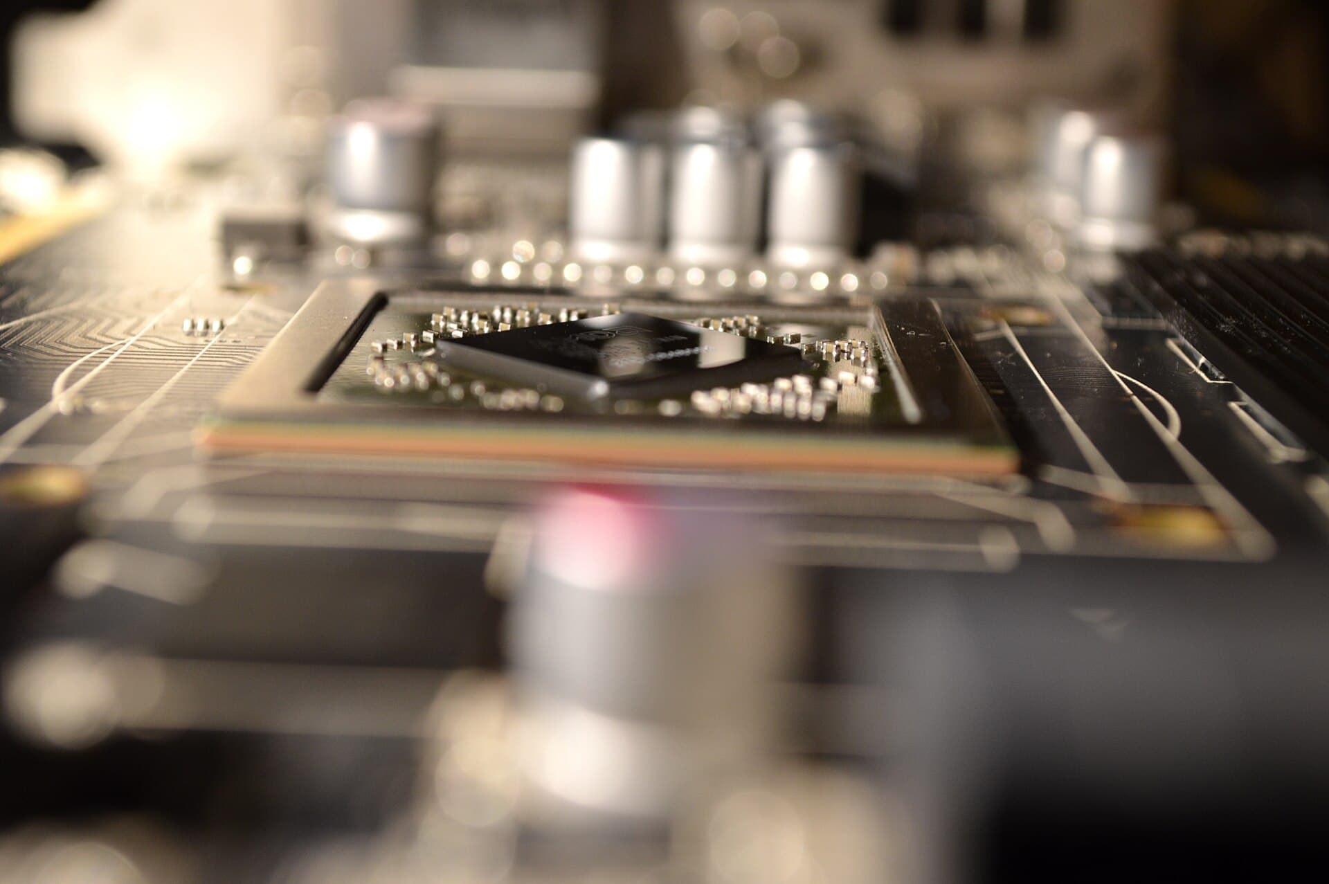 Placa de vídeo com o processador gráfico exposto, usada para rodar modelos de IA