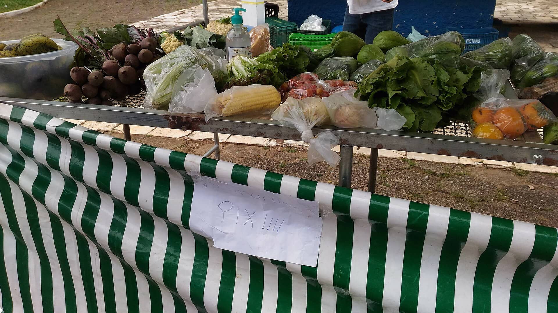 Placa em banca de feira livre em Itajubá (MG) informando que o vendedor aceita Pix