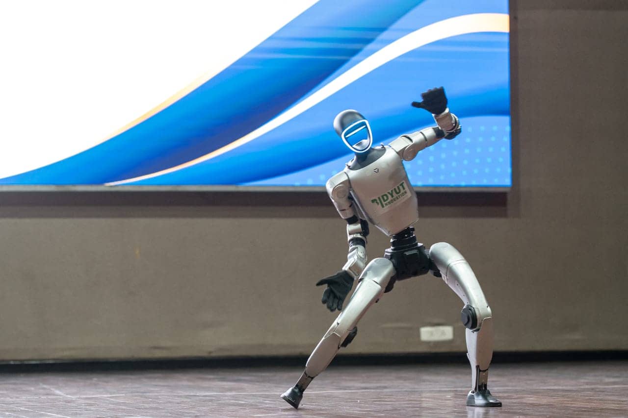 Robô humanoide exposto em uma feira internacional de tecnologia