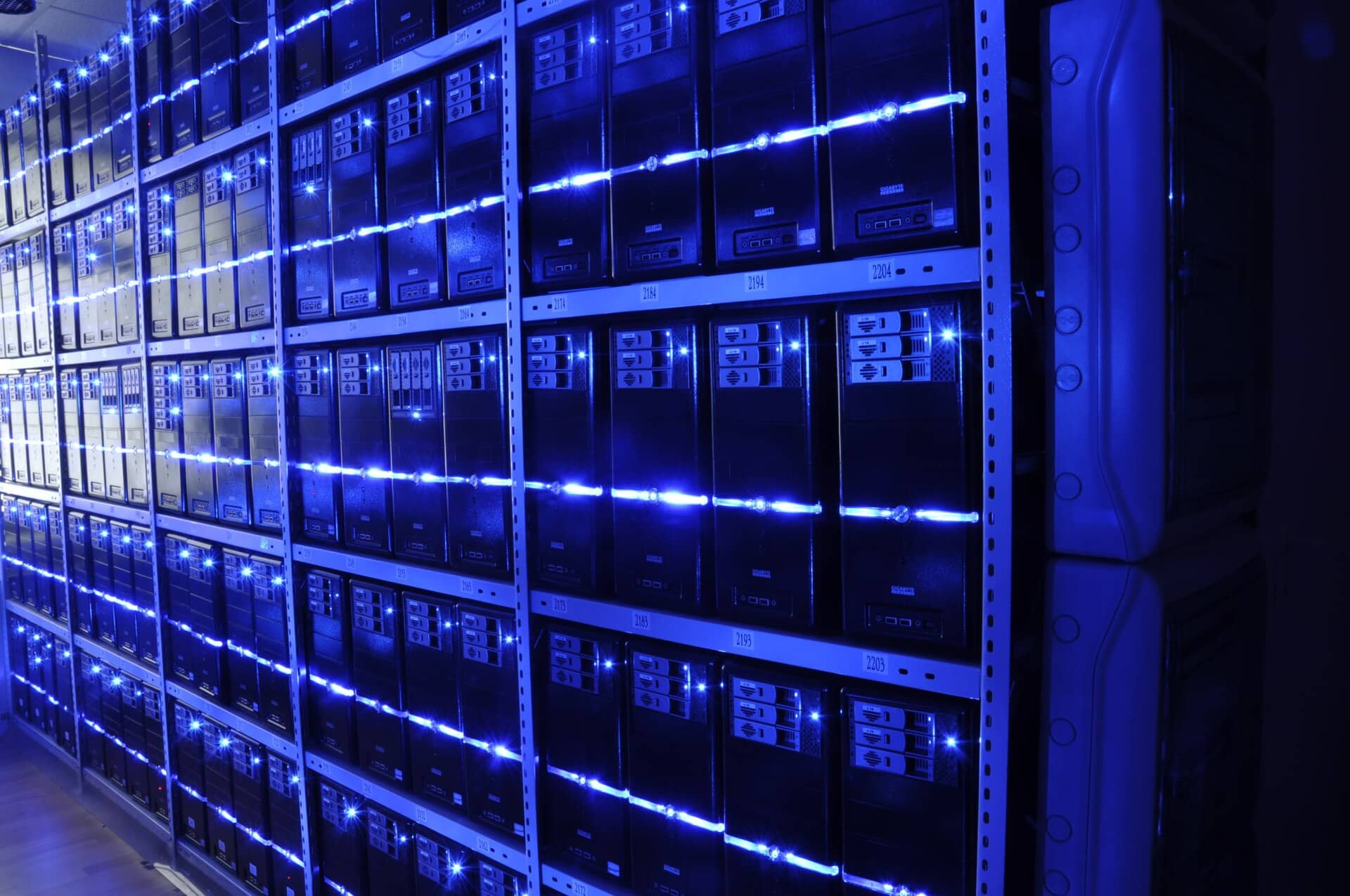 Sala de servidores de um data center com racks de equipamentos