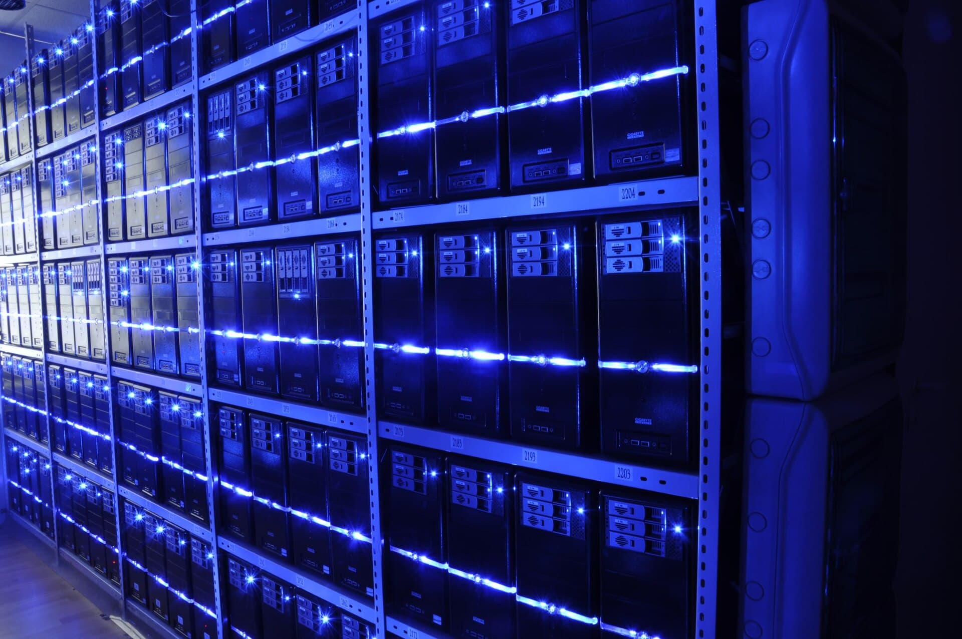 Sala de servidores de um data center com racks de equipamentos